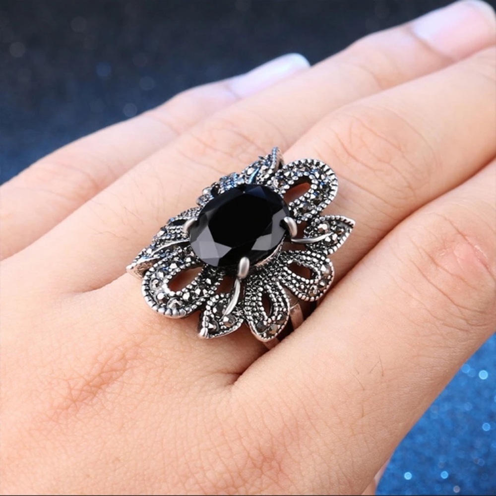 VINTAGE CRYSTAL ZIRCON RING - Picture 2 of 4